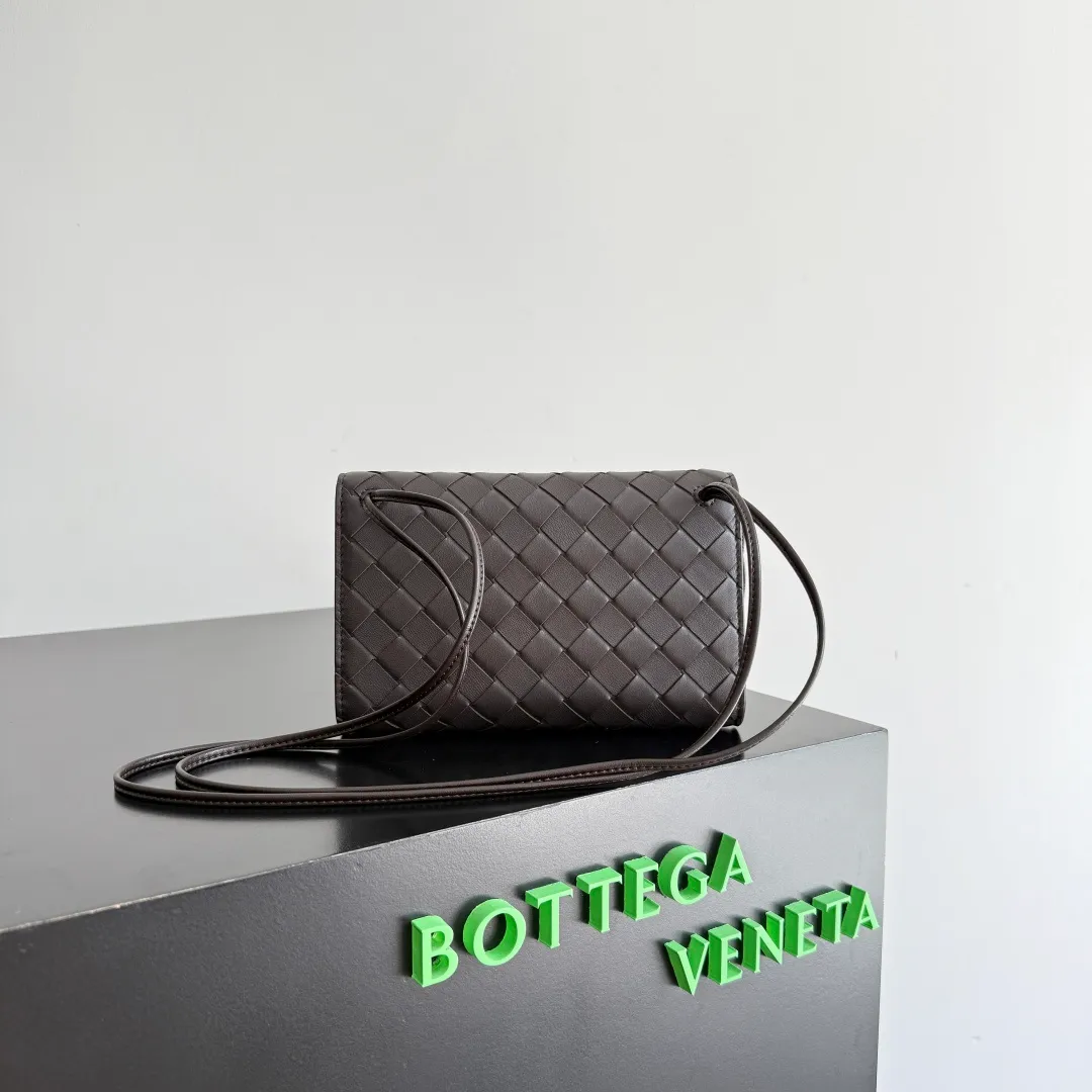 Batch 1560 Bottega Veneta 2025 early autumn series Andiamo handbag, a really good bag, mini crossbody bag, classic woven leather clutch, metallic button and rope closure, simple but not simple, elegant texture, elegant weaving attitude. Style number: 836940 Size: 19*12.6*2cm